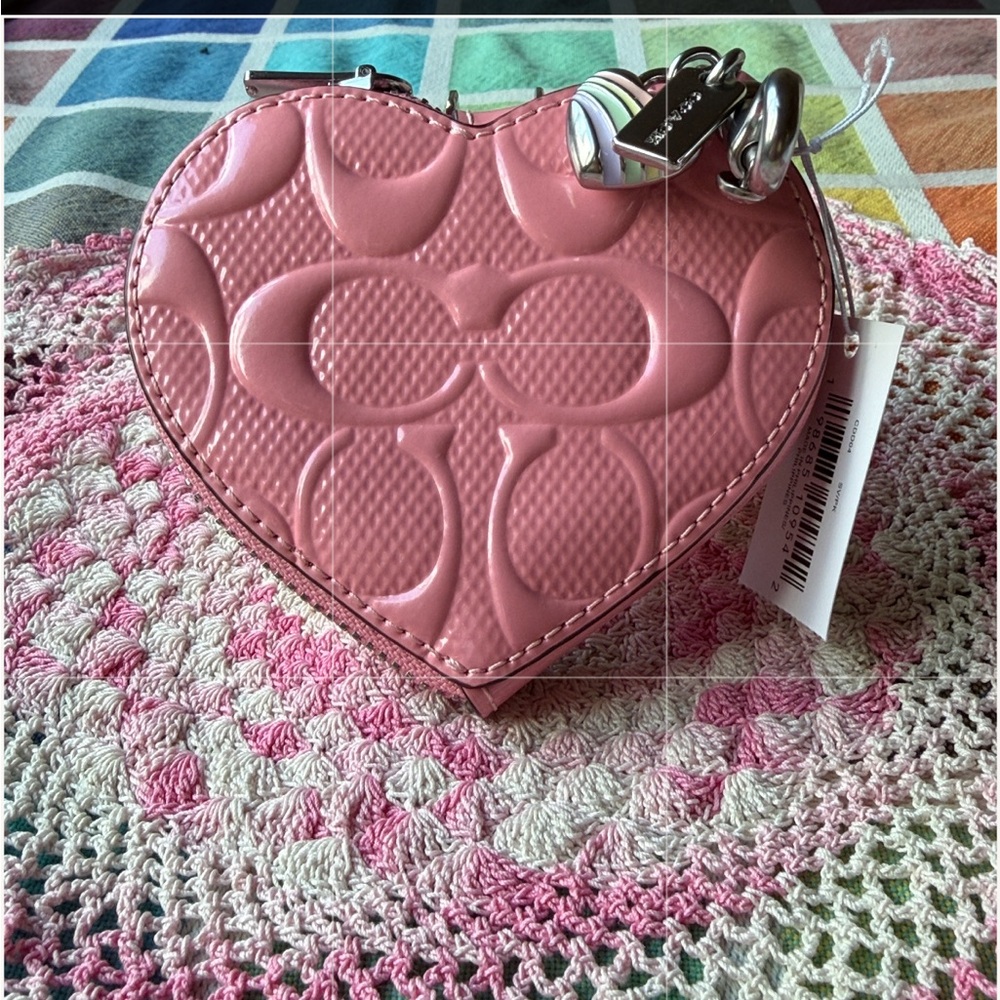 🩷 COACH HEART CHARM IN SIGNATURE LEATHER WITH HEART CHARM 🩷 NWT 🩷 - Picture 4 of 16